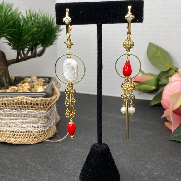 Asymmetrical earrings - Picture 3 of 5